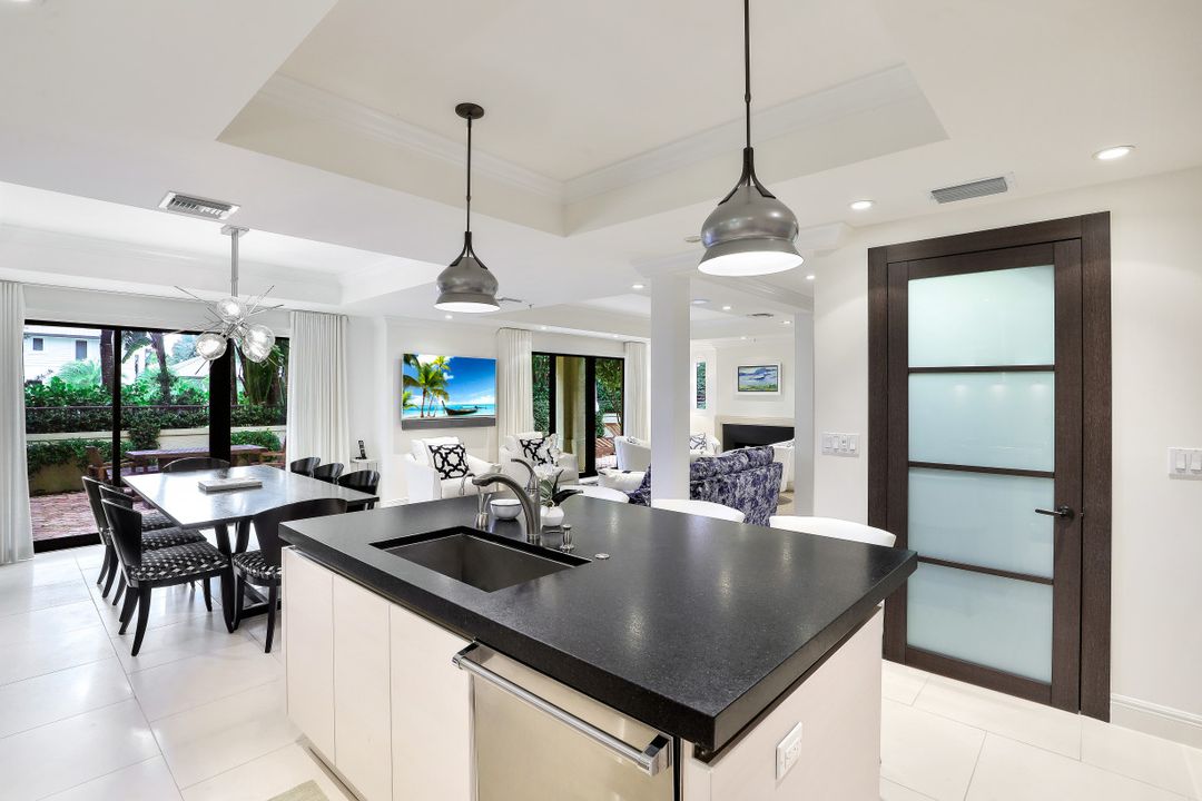 270 5th Ave S #H-2, Naples, FL 34102