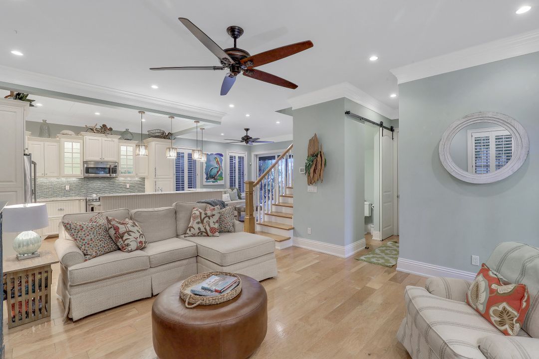 572 7th Ave N, Naples, FL 34102