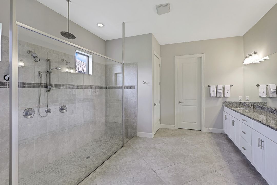 8450 Palacio Terrace W, Naples, FL 34114