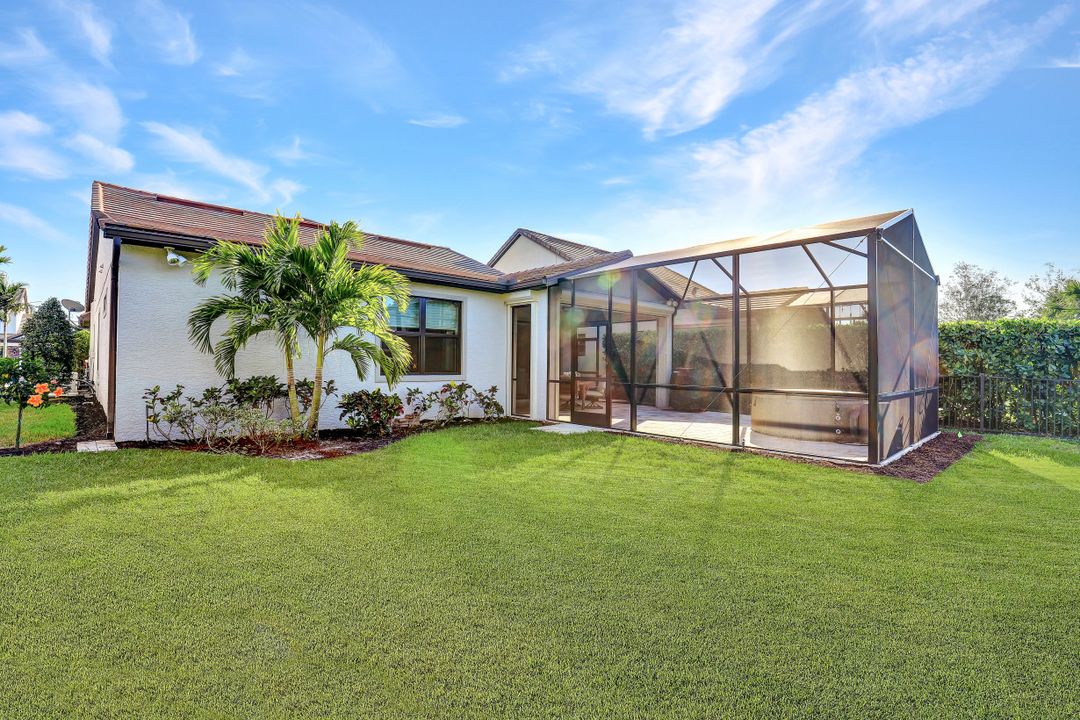 16341 Camden Lakes Cir, Naples, FL 34110