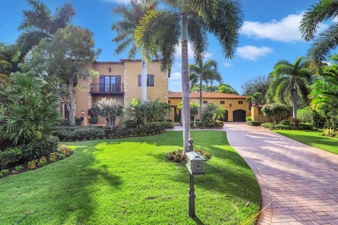 353 Chancery Cir, Naples, FL 34110
