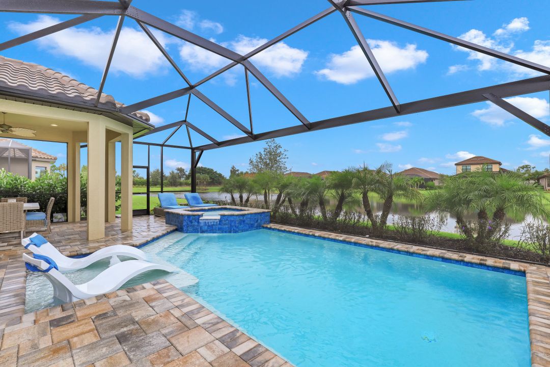 8673 Dilillo Ct, Naples, FL 34119
