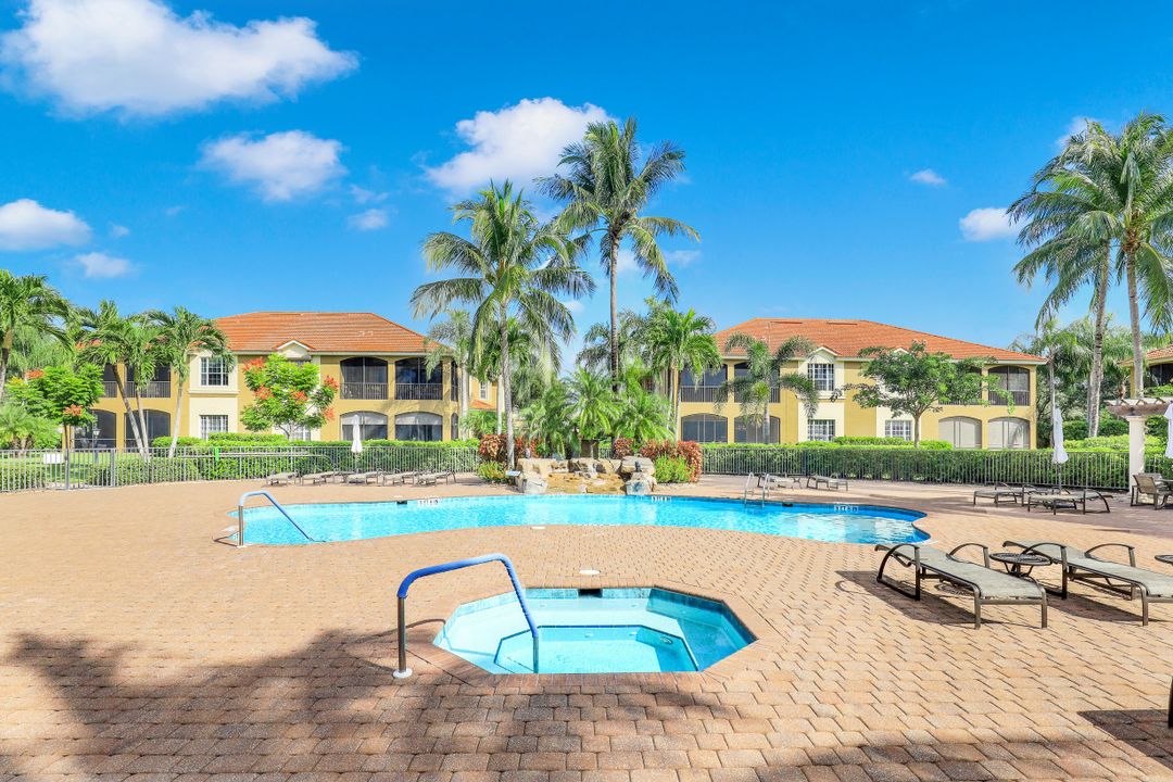 5005 Maxwell Cir #102, Naples, FL 34105