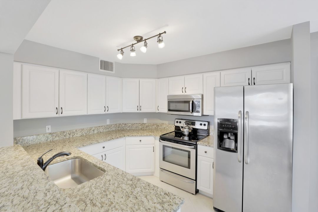 9605 Crescent Garden Dr, Naples, FL 34109