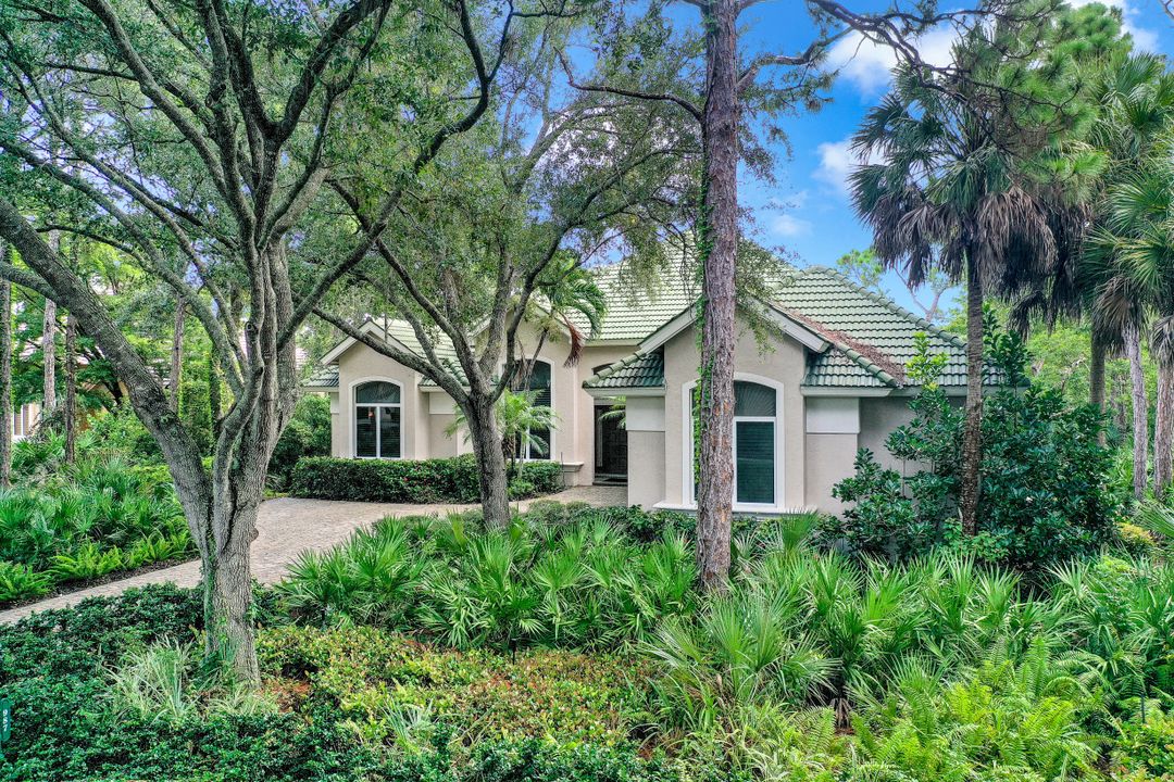 987 Barcarmil Way, Naples, FL 34110