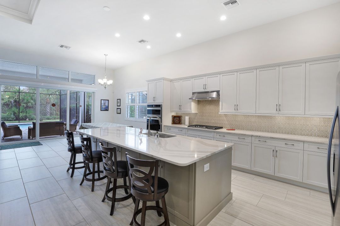 9003 Redonda Dr, Naples, FL 34114