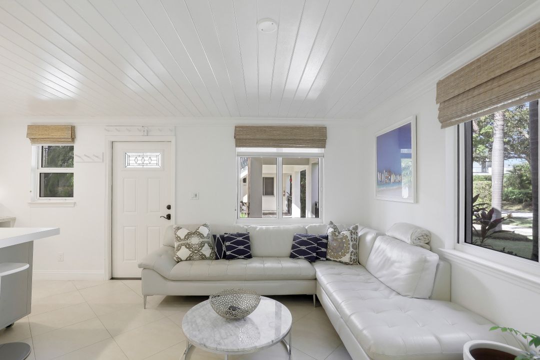 960 7th St S #101, Naples, FL 34102