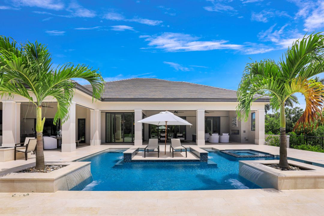 13610 Pondview Cir, Naples, FL 34119