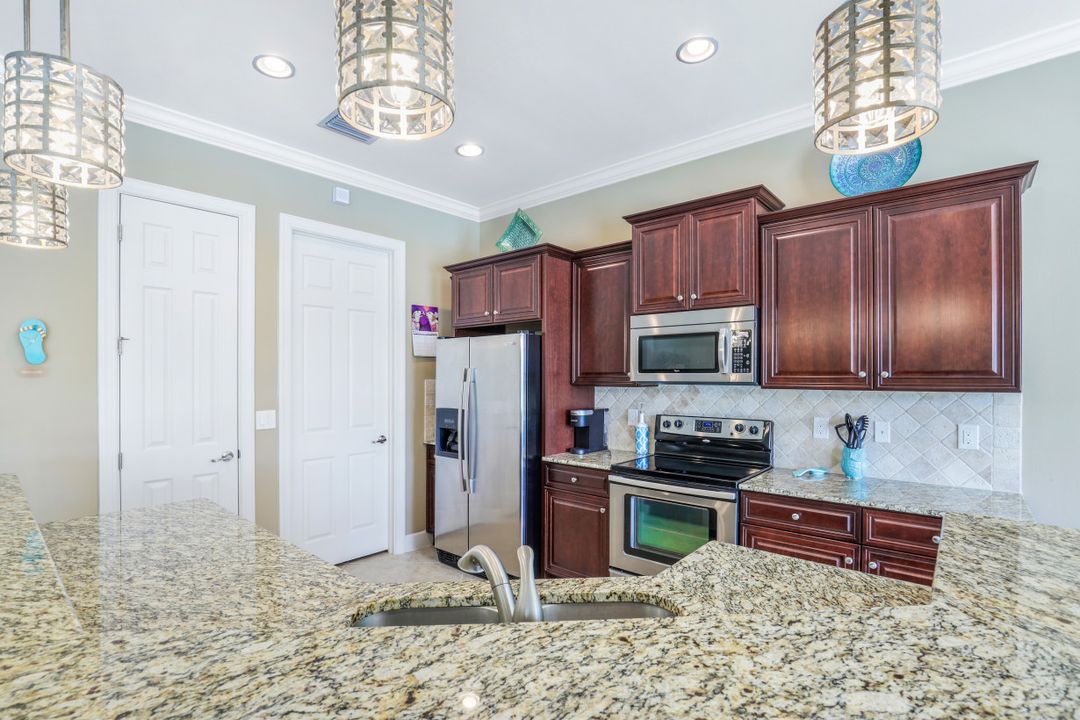 9463 Quarry Dr, Naples, FL 34120