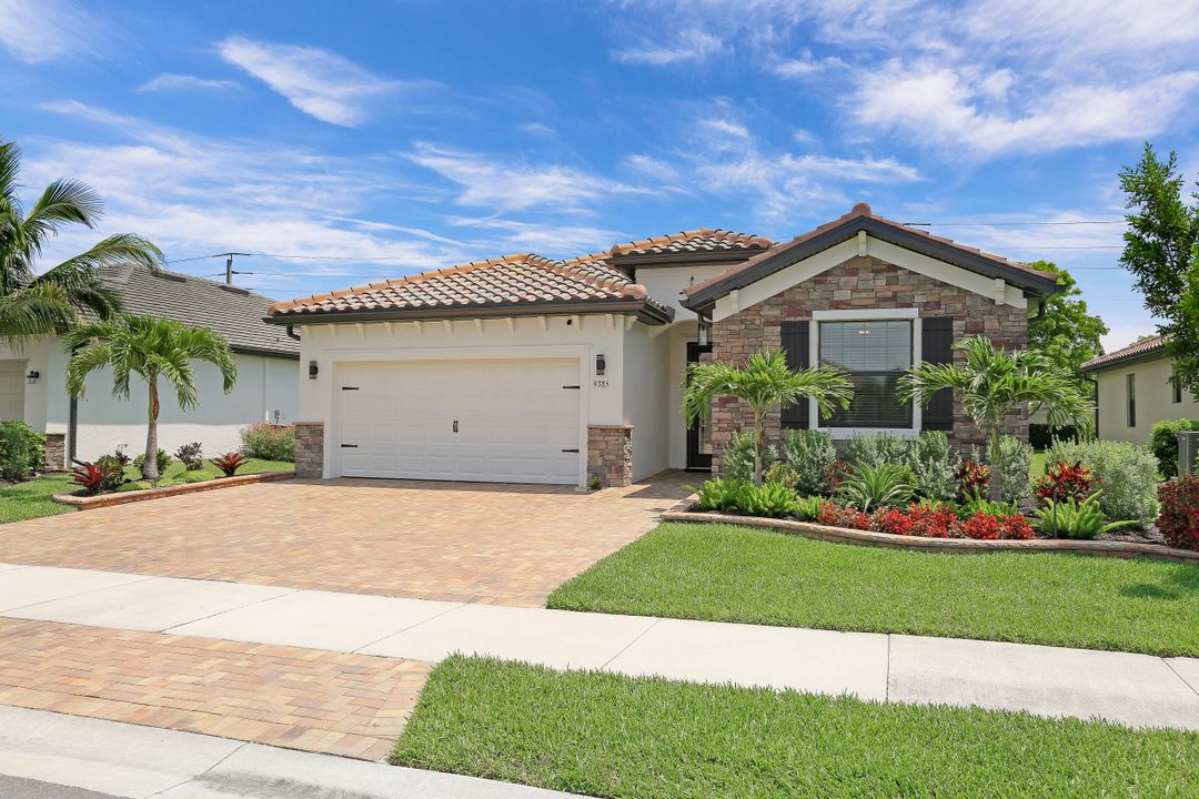 9385 Glenforest Dr, Naples, FL 34120
