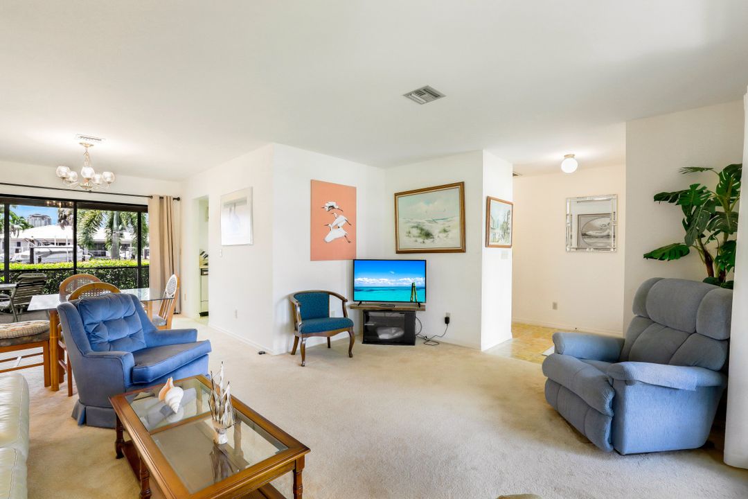 466 Tradewinds Ave, Naples, FL 34108