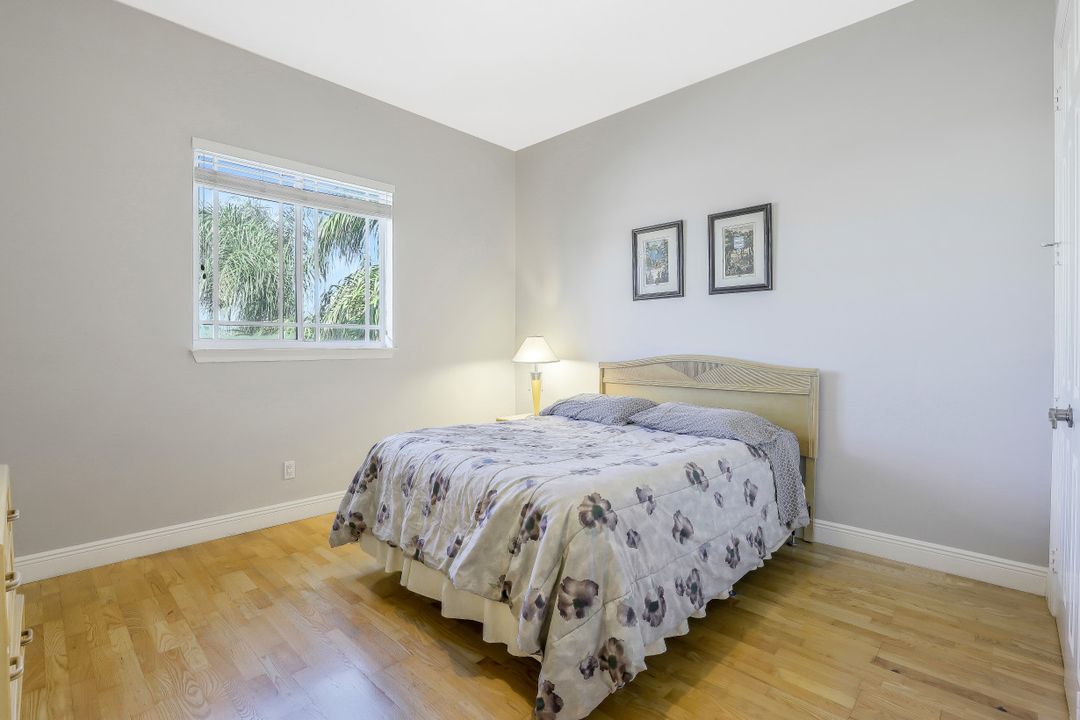 9625 6th St N, Naples, FL 34108