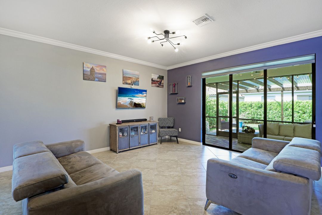 9231 Shadow Oak Ln, Naples, FL 34120