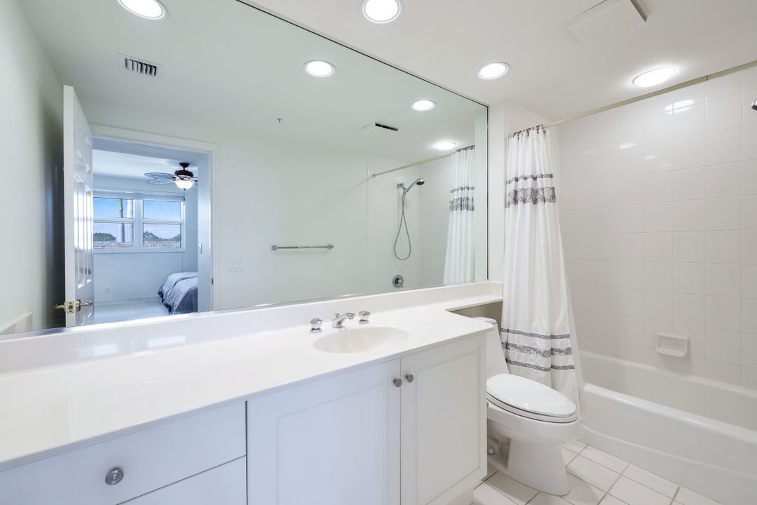 445 Dockside Dr ##201, Naples, FL 34110