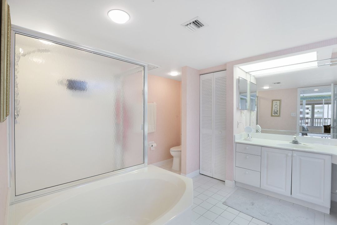 21 Bluebill Ave #905, Naples, FL 34108