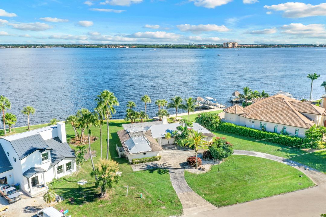 5271 Nautilus Dr, Cape Coral, FL 33904