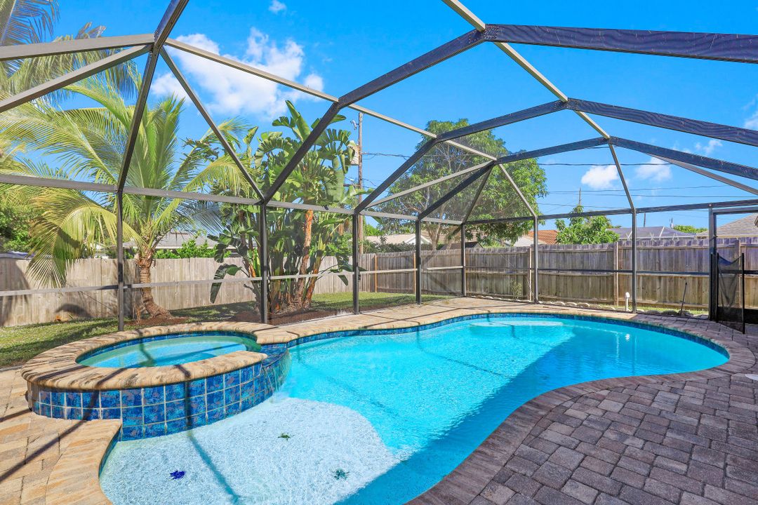 659 108th Ave N, Naples, FL 34108