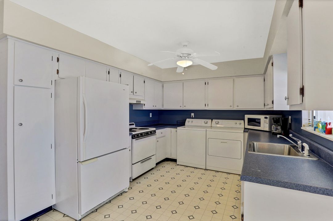 658 97th Ave N, Naples, FL 34108