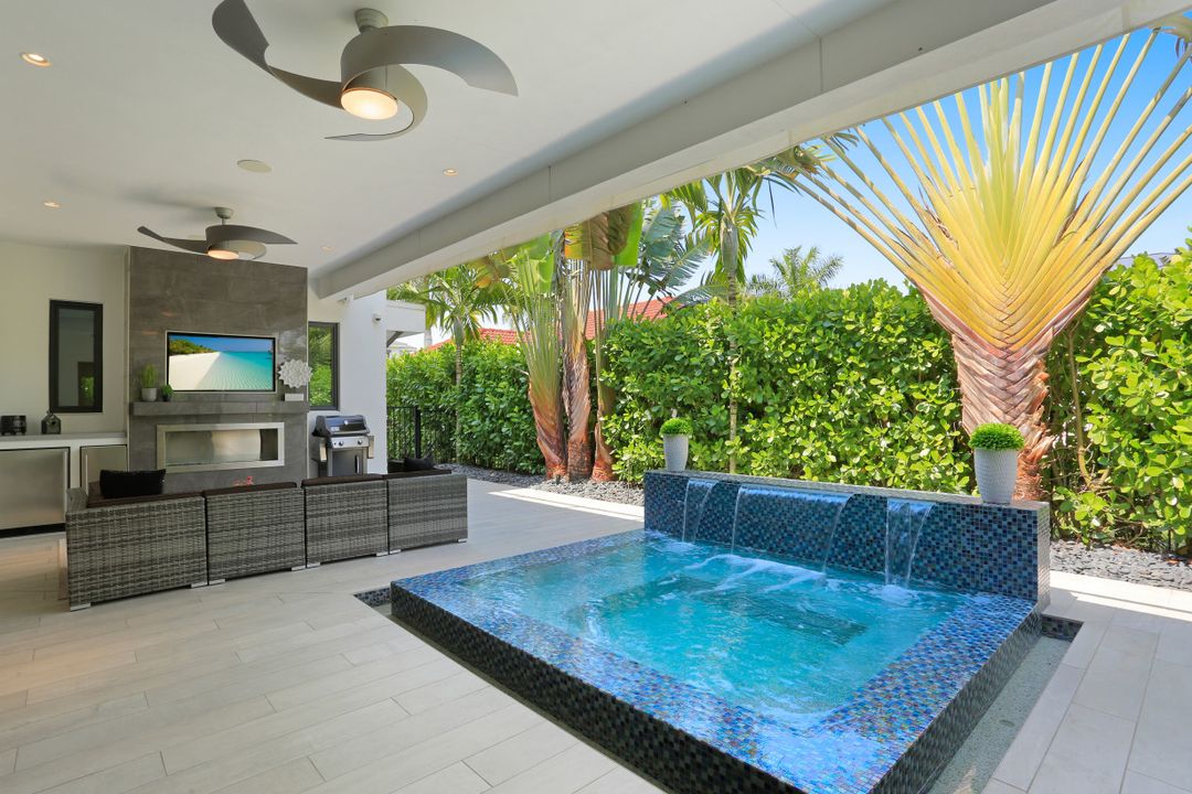 625 Fairway Terrace, Naples, FL 34103