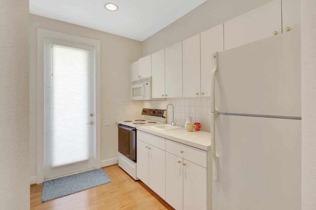 237 Charleston Ct, Naples, FL 34110