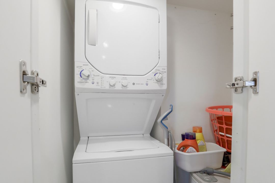 960 7th St S #101, Naples, FL 34102