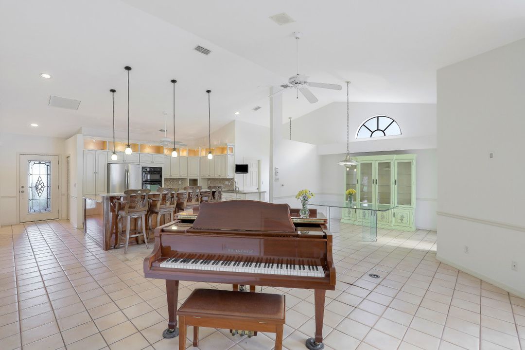 158 St James Way, Naples, FL 34104