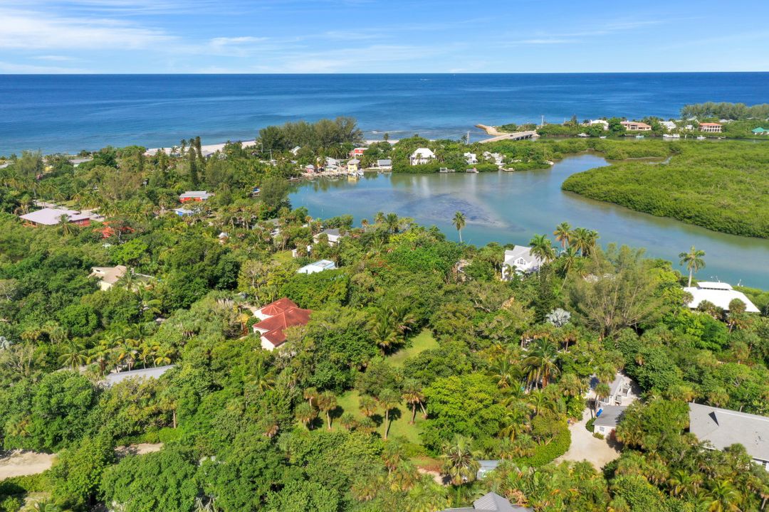 2562 Coconut Dr, Sanibel, FL 33957