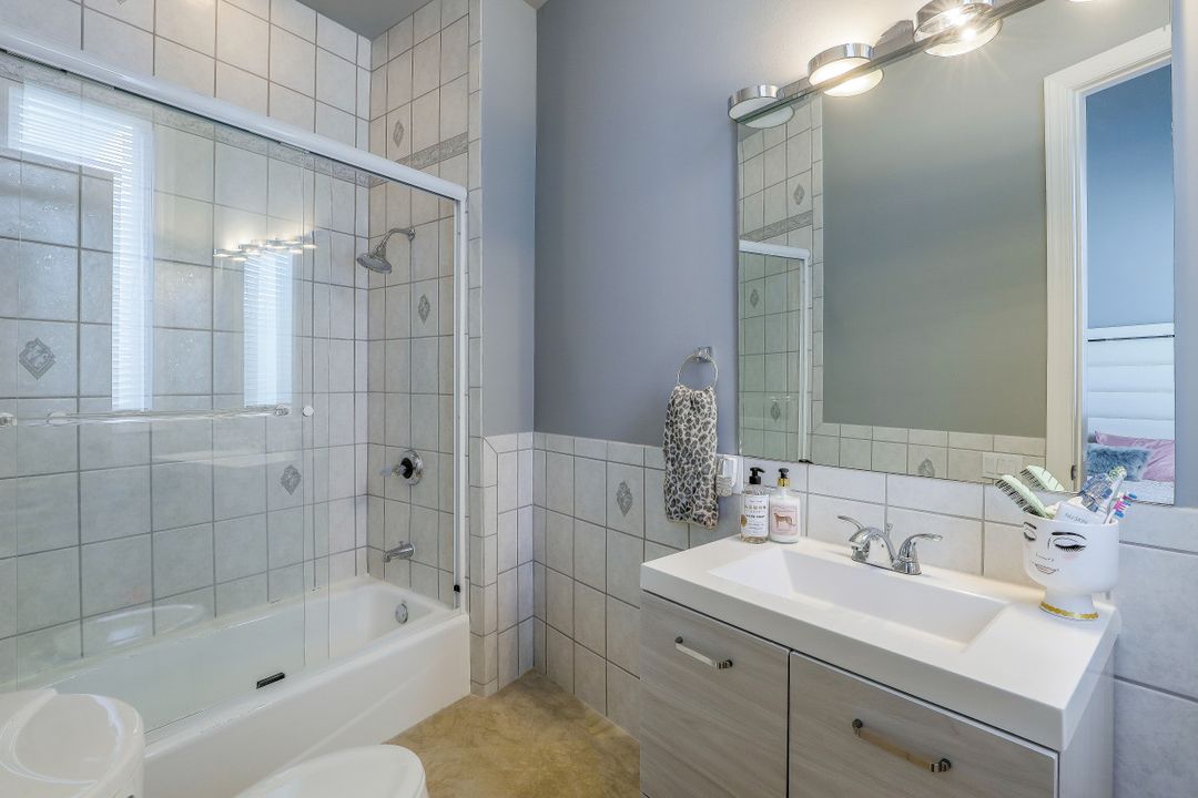 6262 Standing Oaks Ln, Naples, FL 34119