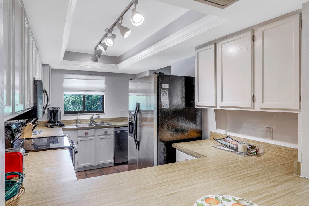 990 8th St S #2 B, Naples, FL 34102