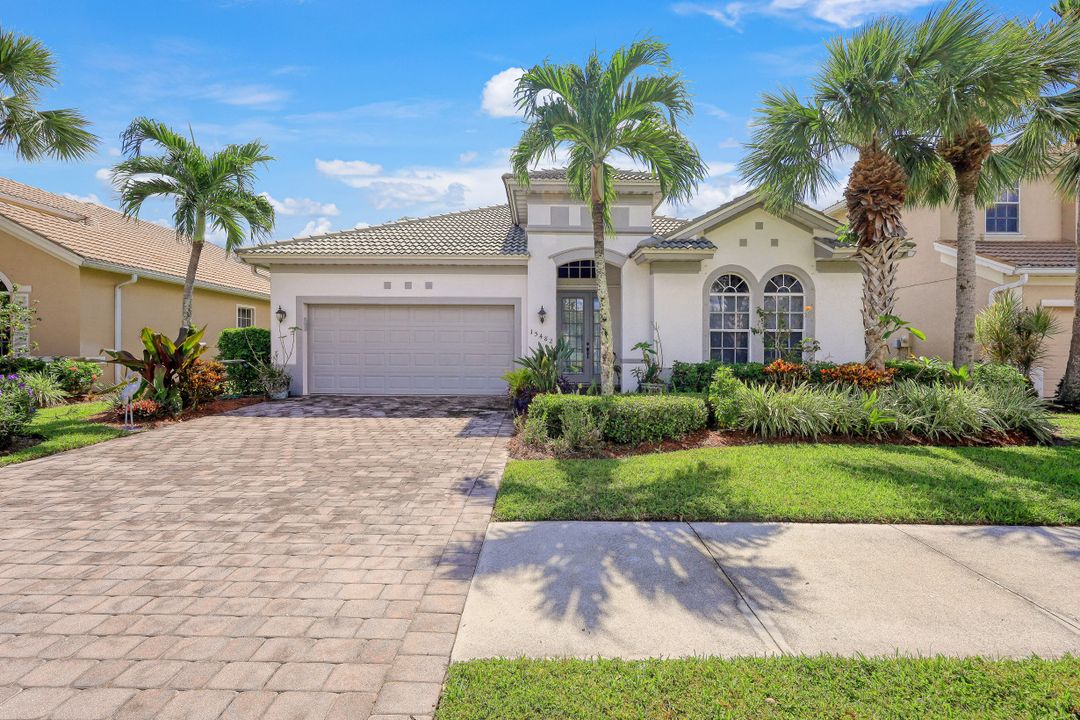 15842 Los Reyes Ln, Naples, FL 34110