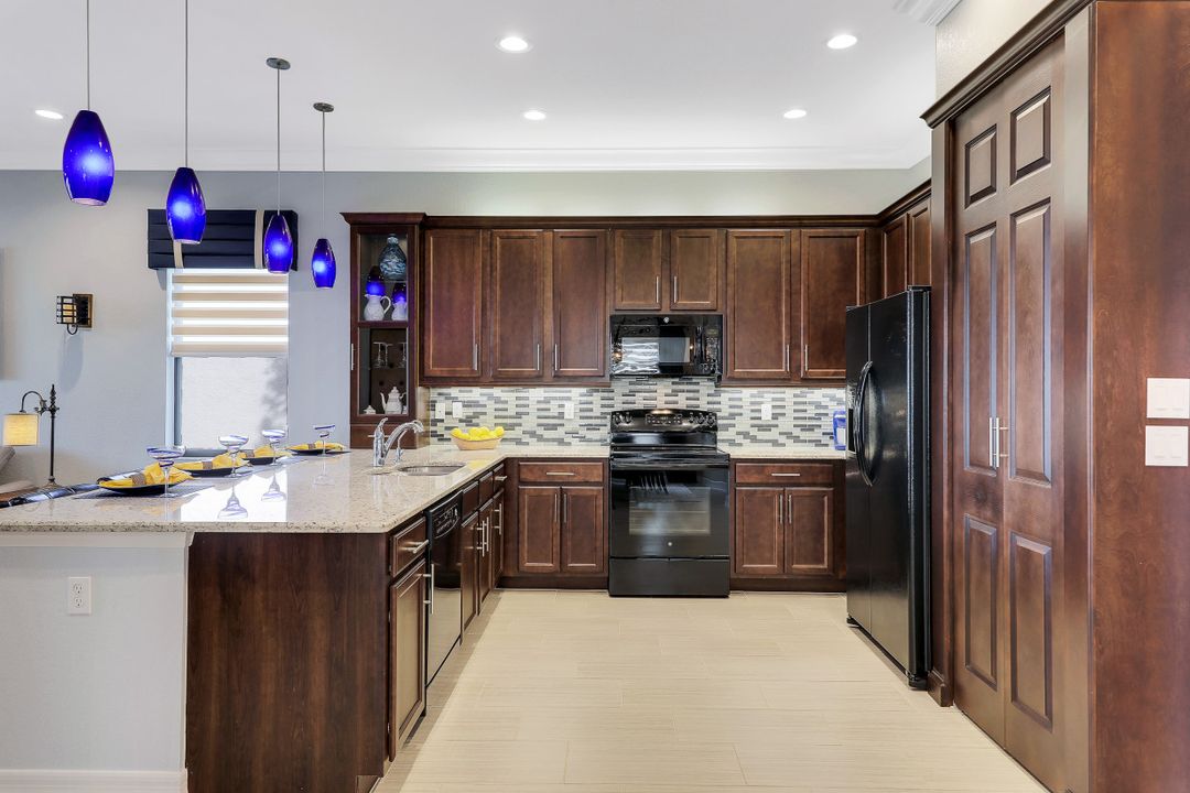 3370 Baltic Dr, Naples, FL 34119