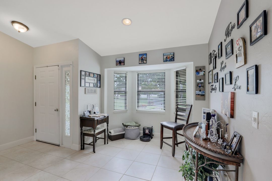 1941 Oakes Blvd, Naples, FL 34119