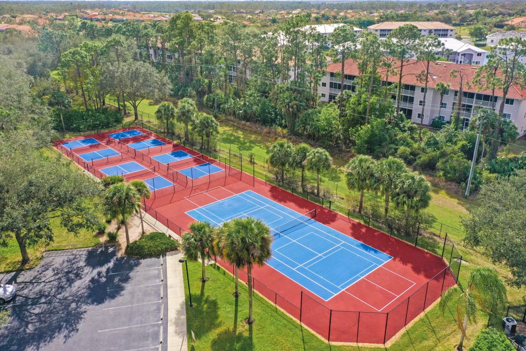 357 Robin Hood Cir #202, Naples, FL 34104