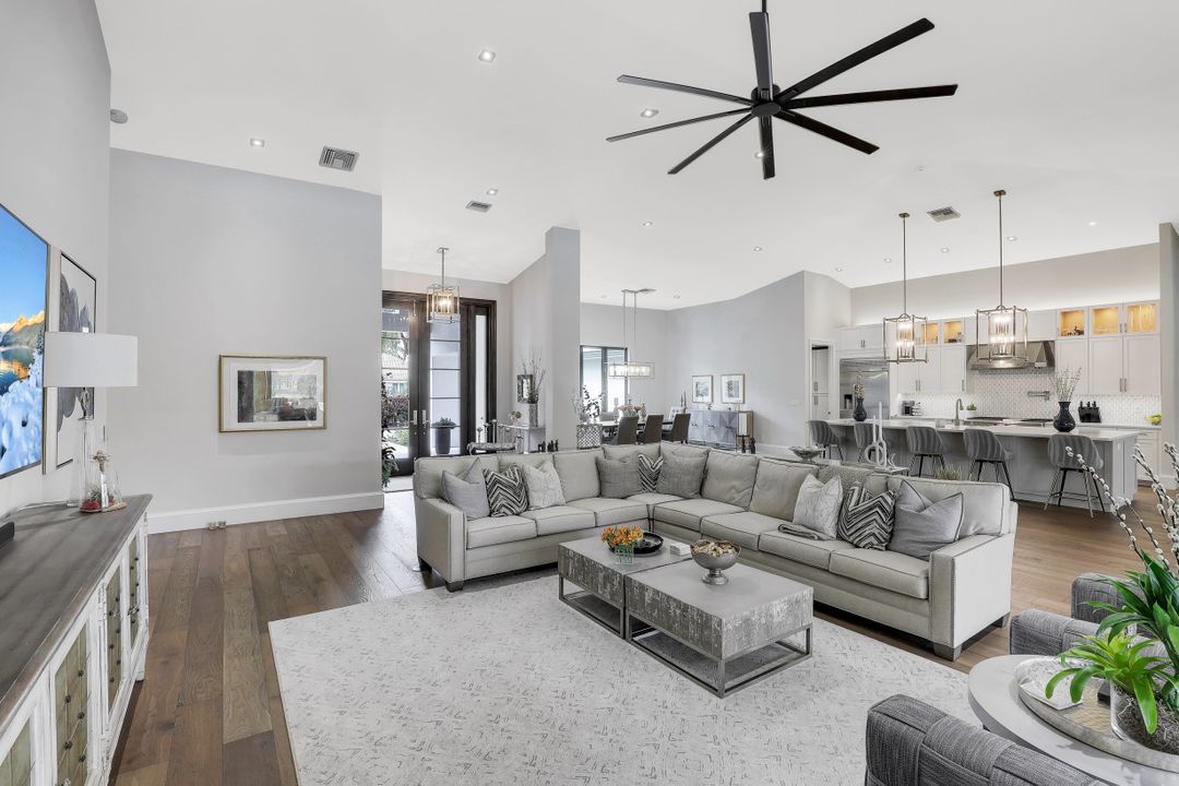 4501 Silver Fox Dr, Naples, FL 34119