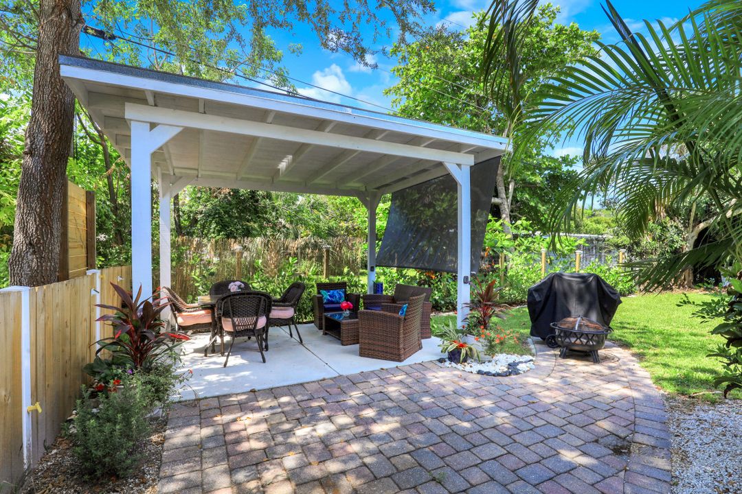 2070 Holiday Ln, Naples, FL 34104