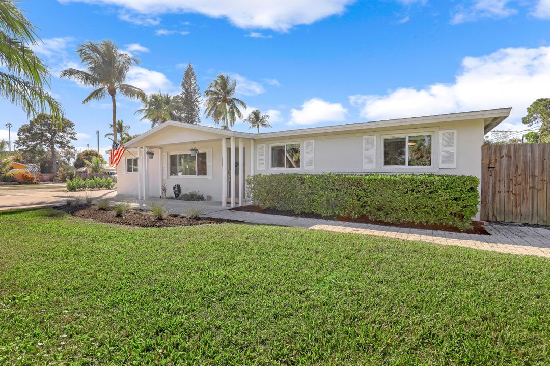 1091 22nd Ave N, Naples, FL 34103