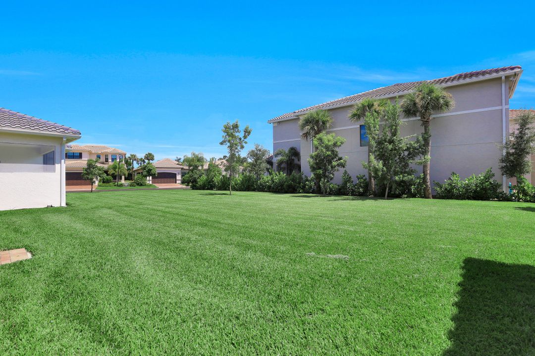 4489 Aurora St, Naples, FL 34119