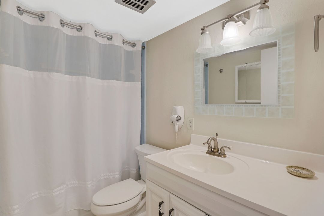 300 Valley Stream Dr #6A, Naples, FL 34113