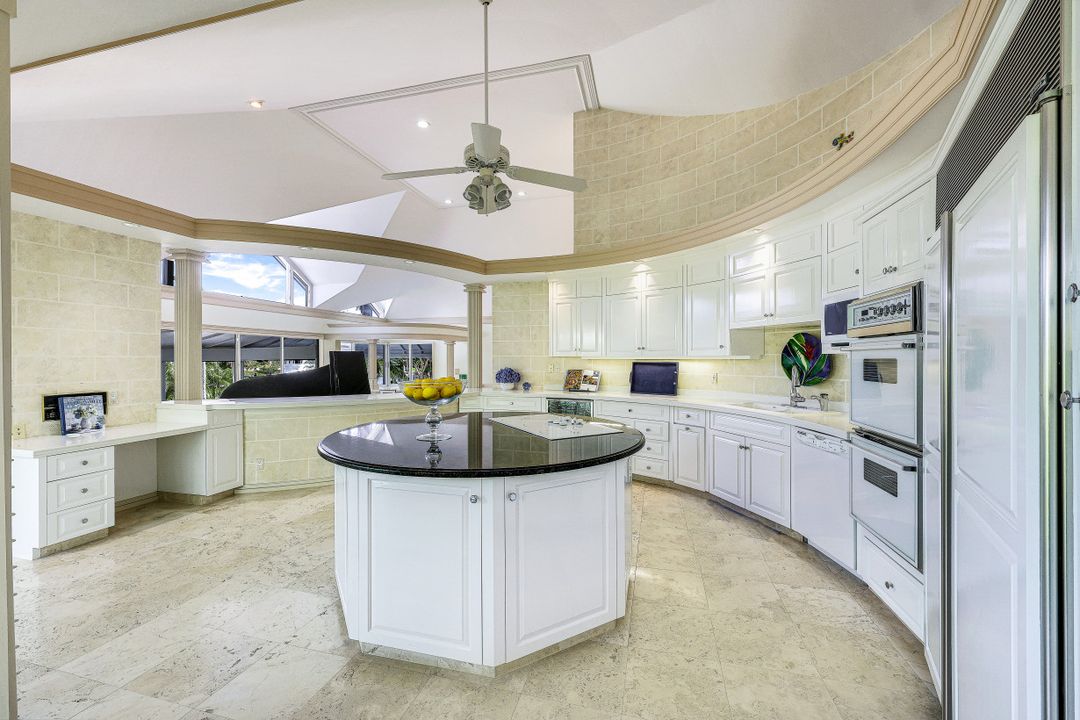 925 Spyglass Ln, Naples, FL 34102