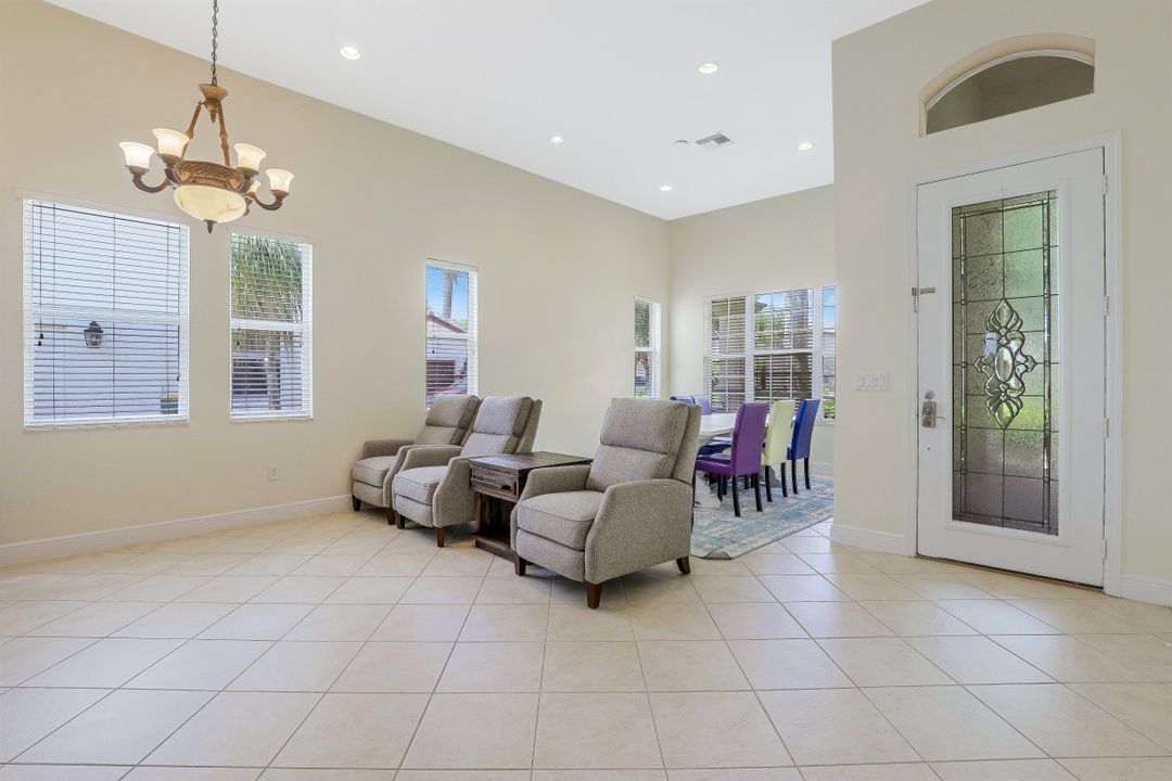 1717 Birdie Dr, Naples, FL 34120