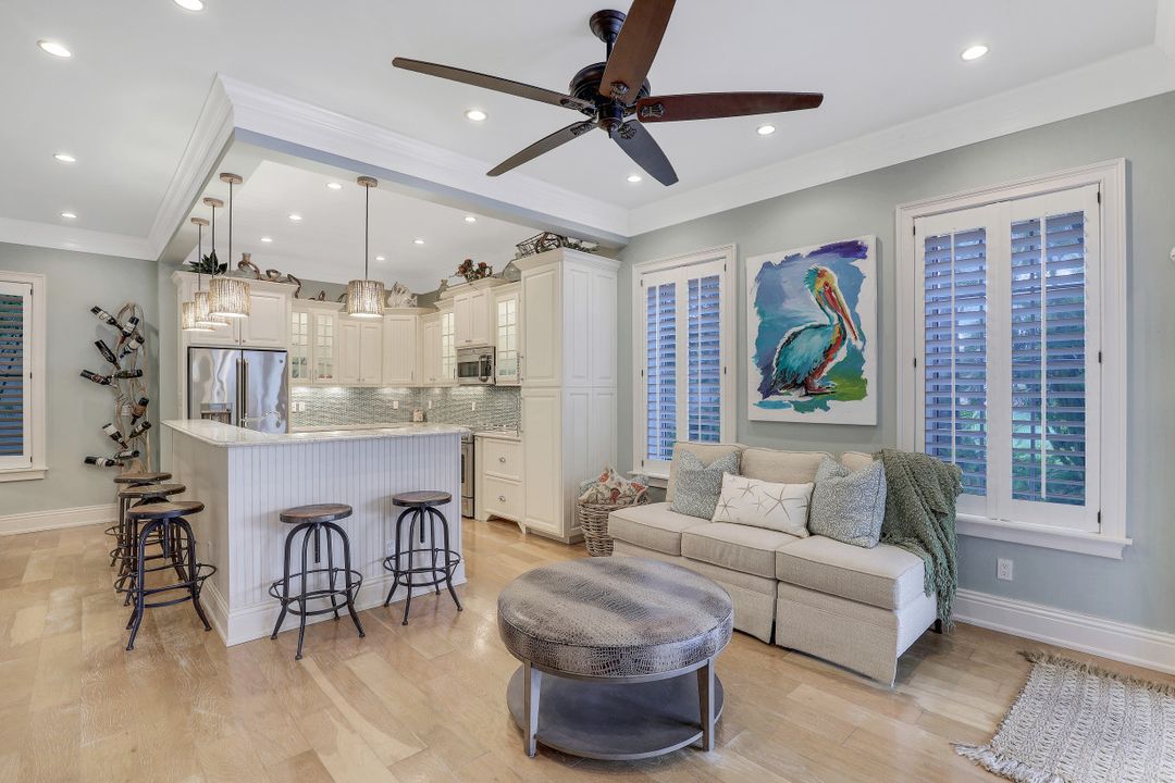 572 7th Ave N, Naples, FL 34102