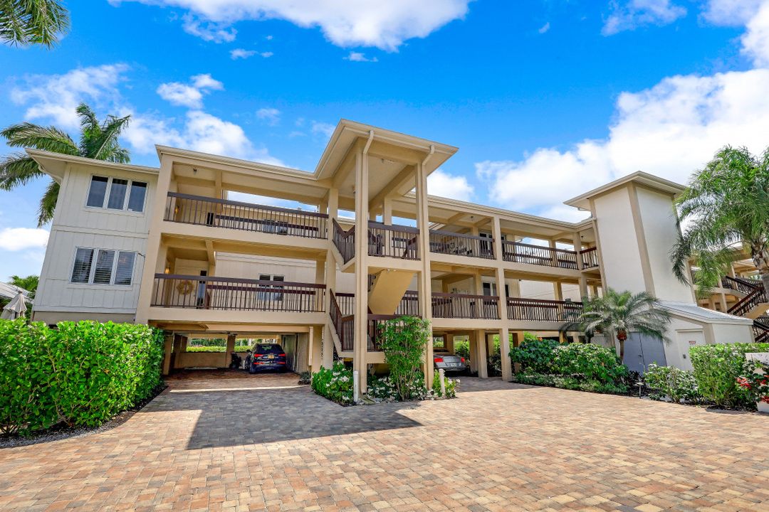 225 5th Ave S #104, Naples, FL 34102