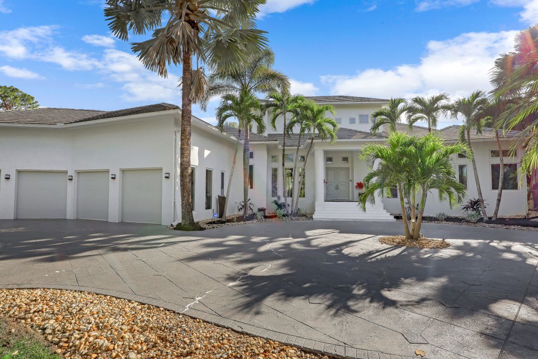 6262 Standing Oaks Ln, Naples, FL 34119