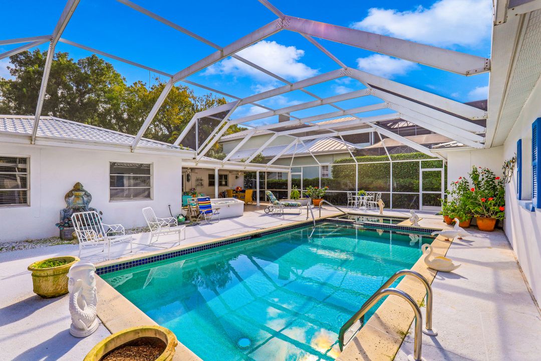 349 2nd Ave N, Naples, FL 34102