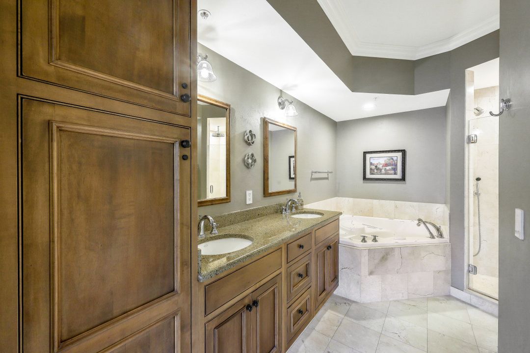 410 Bayfront Pl, Naples, FL 34102