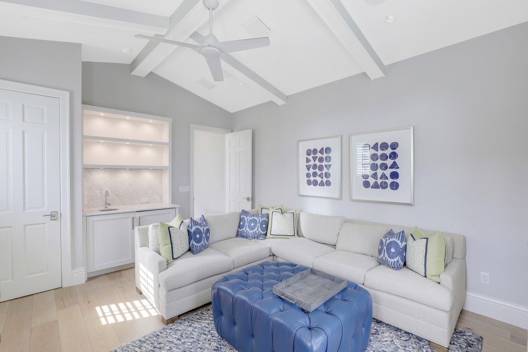 154 4th Ave N, Naples, FL 34102