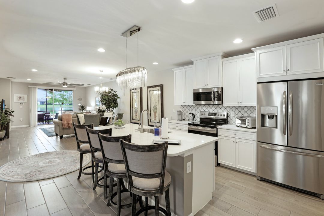 14708 Edgewater Cir, Naples, FL 34114