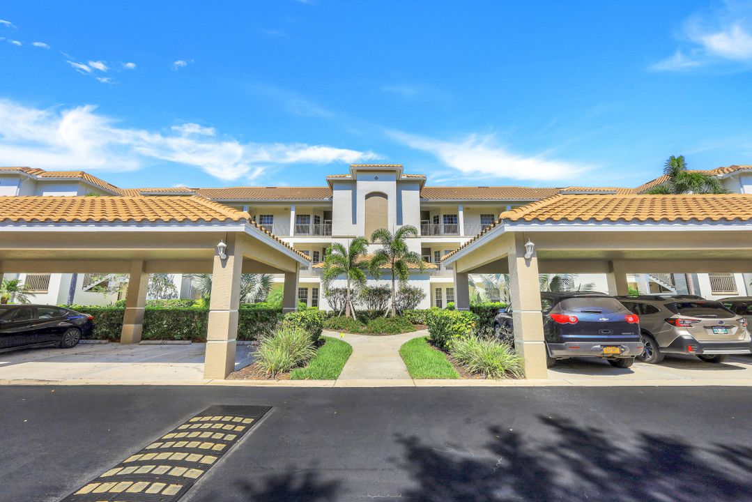 8239 Parkstone Pl #202, Naples, FL 34120