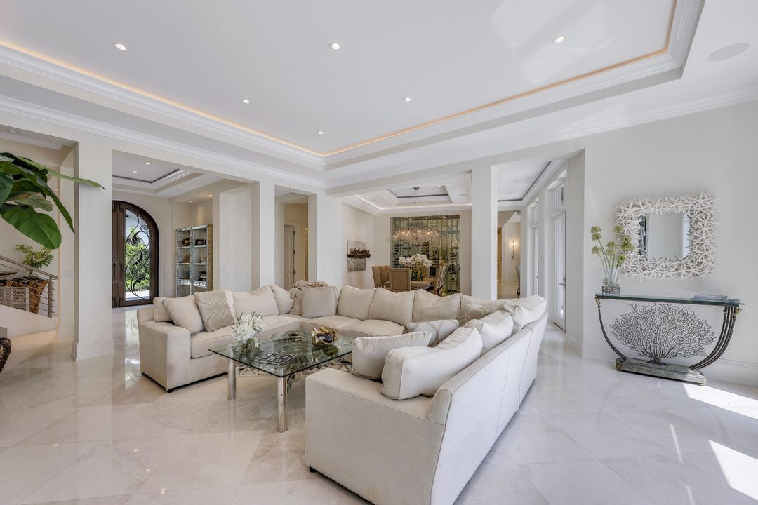 970 Aqua Cir, Naples, FL 34102