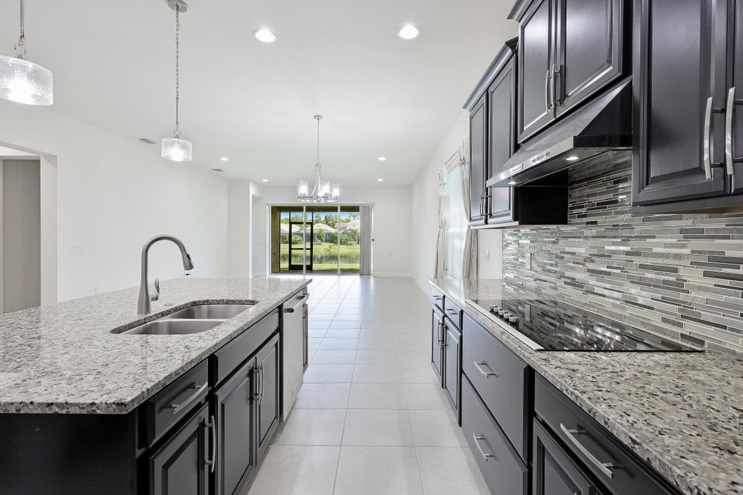 3271 Pilot Cir, Naples, FL 34120